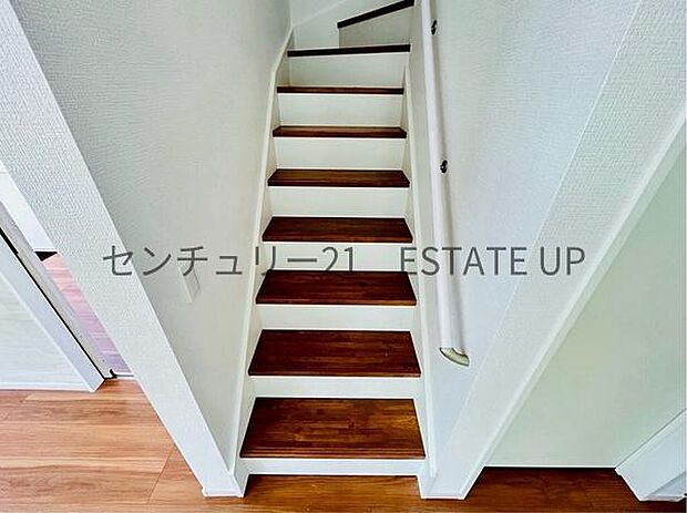 【階段】階段の途中でふと顔を合わせる、そんな日常の一コマが愛おしい。