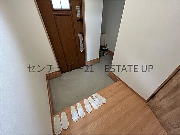 【玄関】大きなドアが帰りを出迎えてくれます。