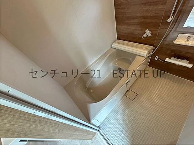 【浴室】足を伸ばして入れる1坪タイプのバスルーム。日頃の疲れを癒してくれます。