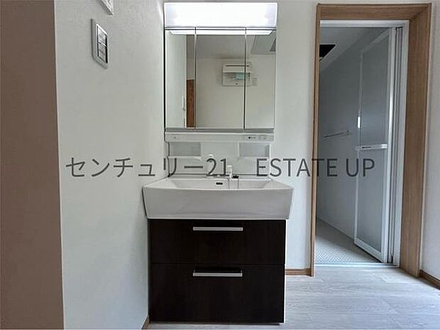 【洗面台・洗面所】三面鏡が設置された洗面化粧台です。鏡裏と下部に収納を備えており、洗面用品やストックなどを収納してお使いいただけます。