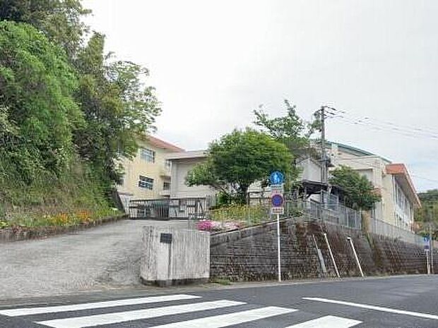 鹿児島市立大明丘小学校まで1419m、鹿児島市立大明丘小学校の校訓は「明るく、強く、正しく」です。明るく元気に、強い意志と正しい行動で成長できる環境です。