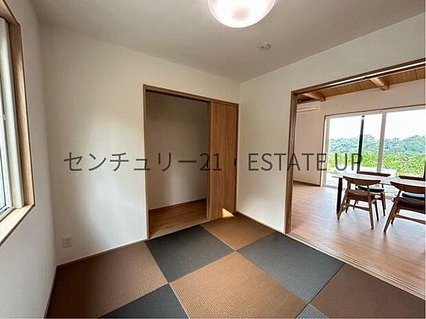 【和室】リビング横の和室は、思い切りお子様が遊べるキッズスペースにぴったり!