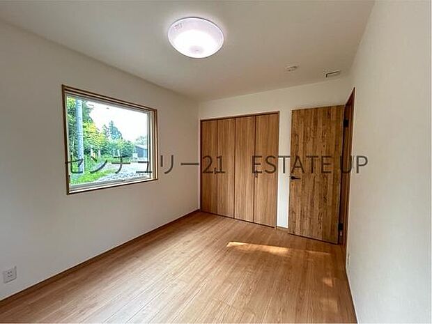 【洋室】窓がついていることで日中も明るくお部屋で過ごせます。