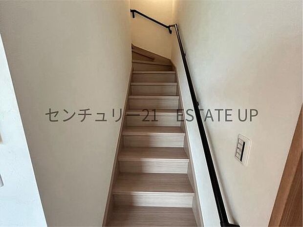 【階段】階段の途中でふと顔を合わせる、そんな日常の一コマが愛おしい。