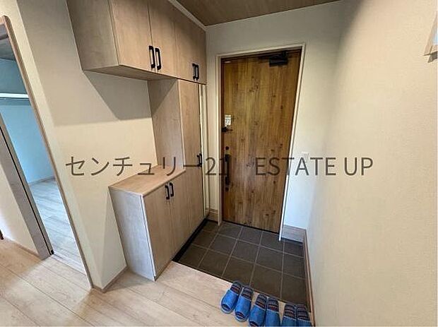 【玄関】大きなドアが帰りを出迎えてくれます。