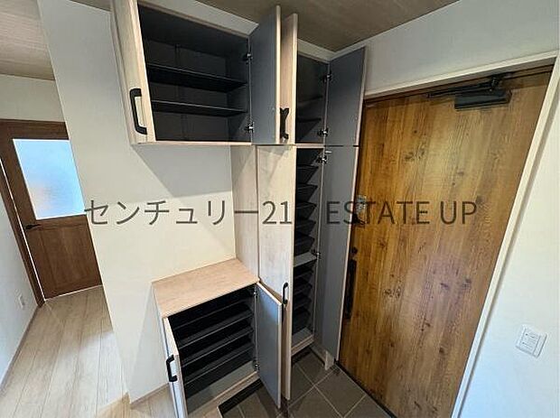 【玄関】 豊富な収納力のシューズボックス完備。
