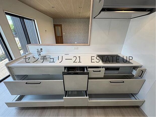 【キッチン】ゆっくり閉まる収納でお子さんが手を挟むこともなく安心