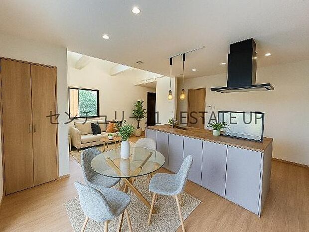 【リビング】リビング空間にキッチン。みんなで食事を楽しめる空間。※ホームステージングしているイメージ図です。