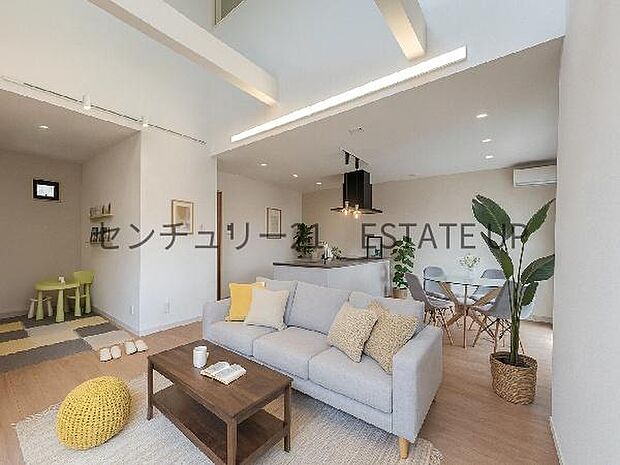 【リビング】広々としたリビング空間で、家族団らんや来客時にもゆったり過ごせる心地よい空間。※ホームステージングしているイメージ図です。