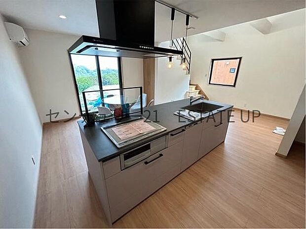 【キッチン】LDにいるご家族と会話をしながら料理ができる対面式キッチン。動線が短く作業効率の良いL字型です。上下に豊富な収納スペースがあるのでキッチンがすっきり片付きます。