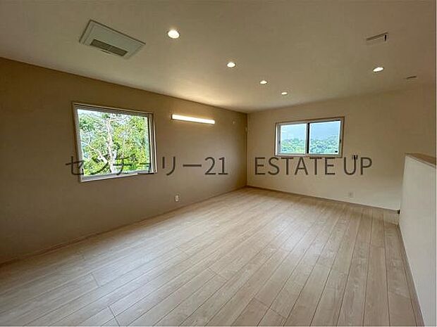 【洋室】フローリング仕様なので、お掃除も楽ちんです。