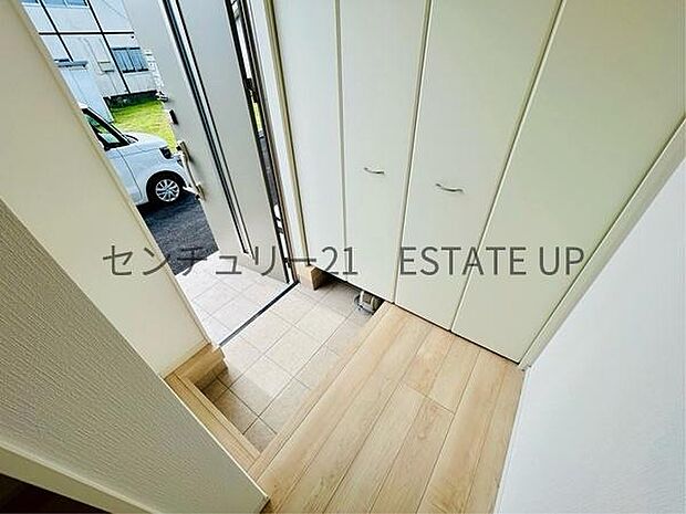 【玄関】シューズボックスもあり広い玄関です。