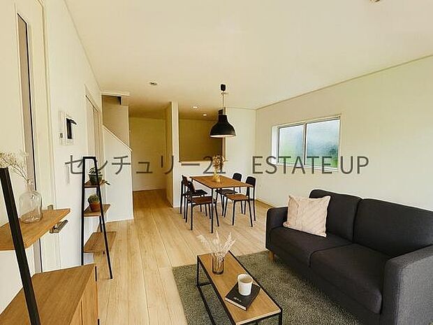 【リビング】リビング空間にキッチン。みんなで食事を楽しめる空間。※ホームステージングしているイメージ図です。