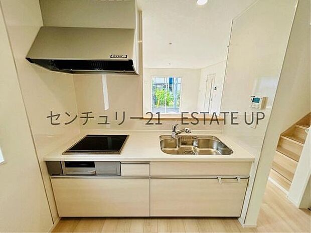 【キッチン】火力の調整が楽で安全性の高い人気のIH。お子様も見守れる対面キッチンです。