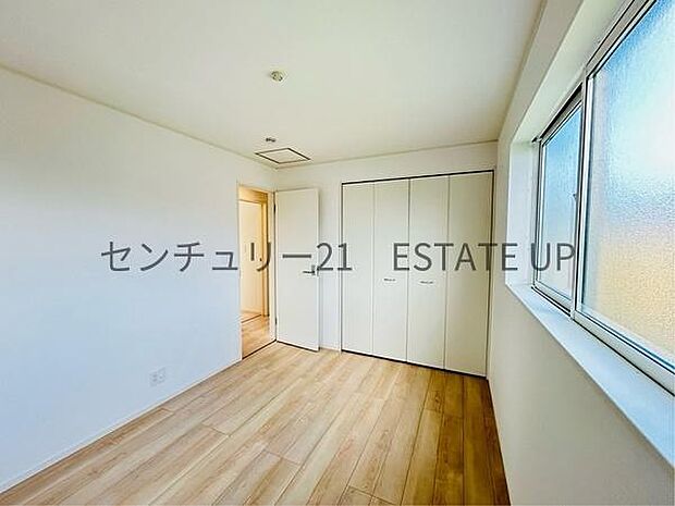 【洋室】窓がついていることで日中も明るくお部屋で過ごせます。