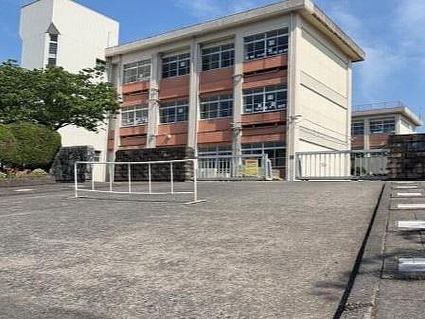 姶良市立加治木中学校まで804m、姶良市立加治木中学校(校訓:「向学・自主・創造」)がすぐそばにあり、学びを大切に自主的に行動し、創造力を伸ばす教育環境。