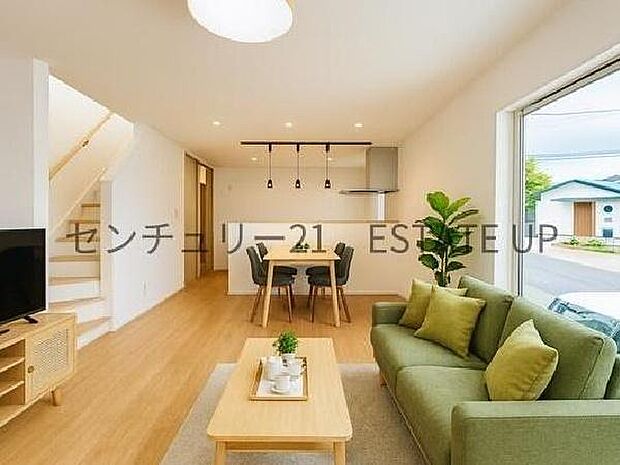 【リビング】リビング空間にキッチン。みんなで食事を楽しめる空間。※ホームステージングしているイメージ図です。