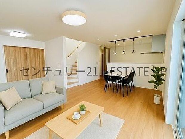 【リビング】広々としたリビング空間にキッチンもあり、家族団らんや来客時にもゆったり過ごせる心地よい空間。※ホームステージングしているイメージ図です。