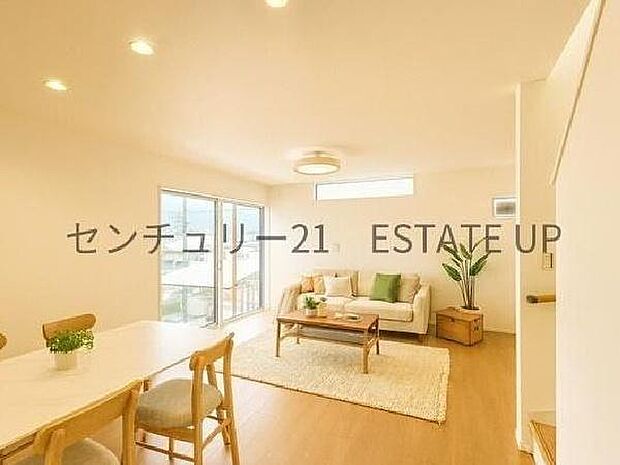 【リビング】大きな窓から明るい陽光が差し込み、ご家族皆様でゆったりとお過ごしいただけるリビングダイニングです。※ホームステージングしているイメージ図です。