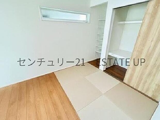 【リビング】リビング空間に和室があり収納もあるので便利。