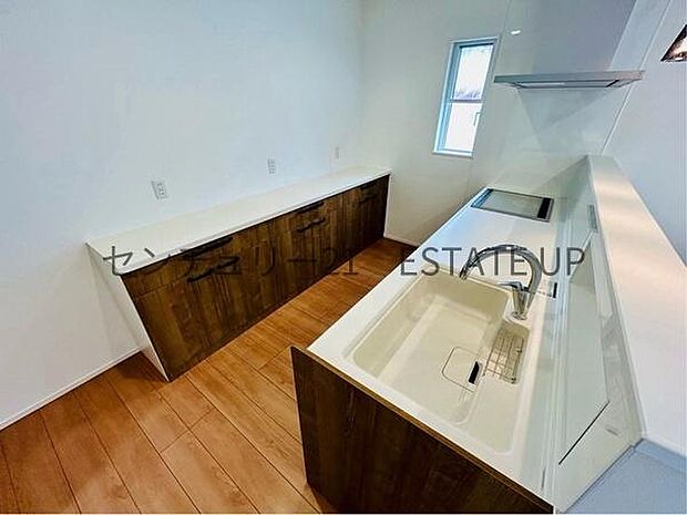 【キッチン】背面は、家電置き場としてもご利用いただけます。作業スペースにもなるため、ご家族やご友人と料理をする際などに重宝しそうです。