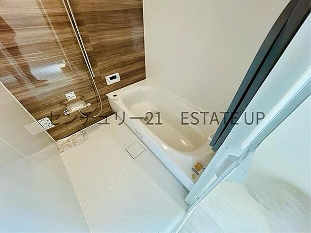 【バス】1日の疲れを癒してくれる広々としたバスルーム。