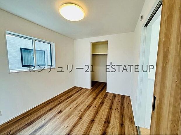 【洋室】収納棚もあるのでライフスタイルに合わせて、多目的にお使いいただけます。