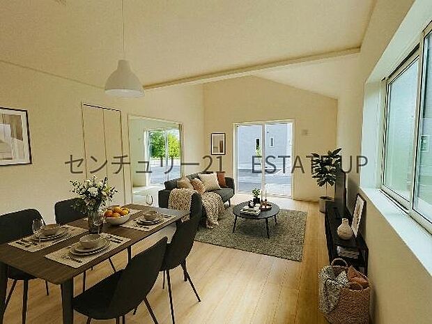 【リビング】大きな窓から明るい陽光が差し込み、ご家族皆様でゆったりとお過ごしいただけるリビングダイニングです。※ホームステージングしているイメージ図です。