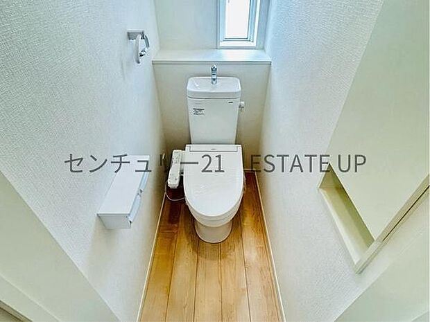 【トイレ】温水洗浄便座付きのトイレです。