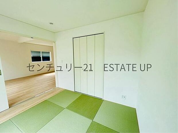 【和室】リビング横の和室は、思い切りお子様が遊べるキッズスペースにぴったり!