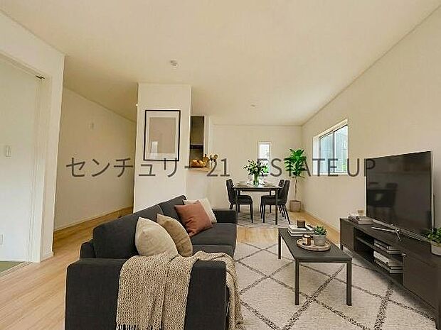 【リビング】リビング空間にキッチン。みんなで食事を楽しめる空間。※ホームステージングしているイメージ図です。