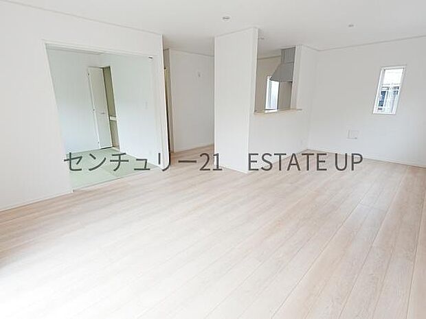 【リビング】広々としたリビング空間に和室もあり、家族団らんや来客時にもゆったり過ごせる心地よい空間。