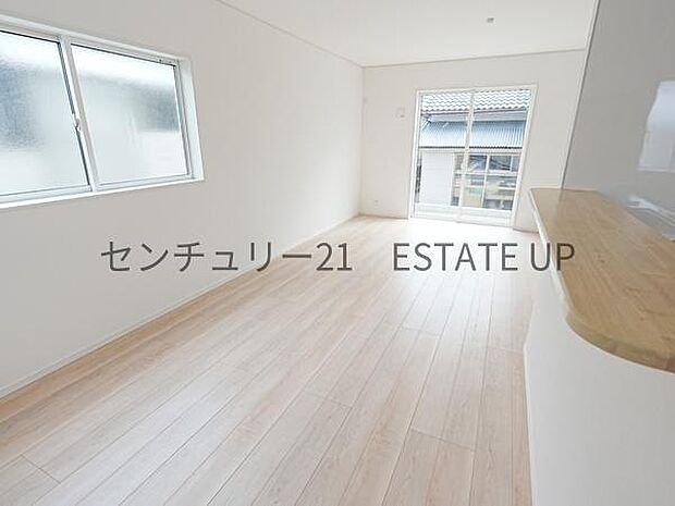 【リビング】心地いい光が差し込みます。過ごしやすいリビングで家族が快適な日々が送れます。