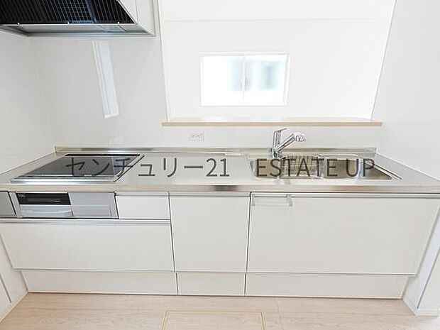 【キッチン】火力の調整が楽で安全性の高い人気のIH。お子様も見守れる対面キッチンです。