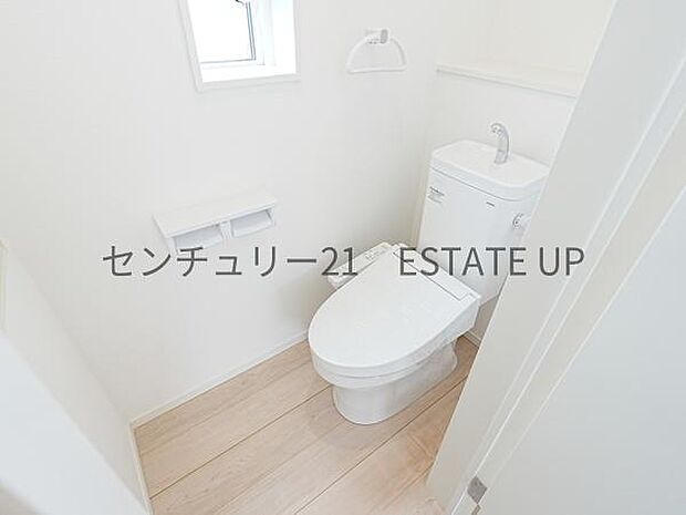 【トイレ】温水洗浄便座付きのトイレです。