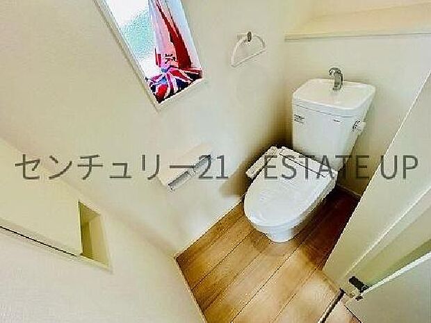 【トイレ】温水洗浄便座付きのトイレです。