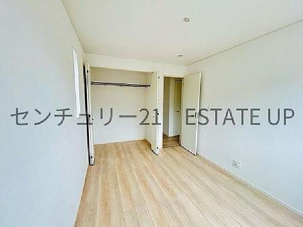 【洋室】収納棚もあるのでライフスタイルに合わせて、多目的にお使いいただけます。