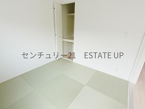 【和室】リビング横の和室は、来客室や思い切りお子様が遊べるキッズスペースにぴったり!