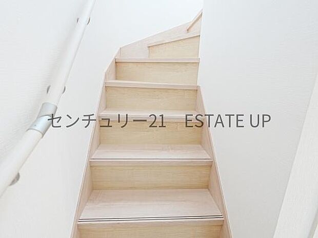 【階段】階段の途中でふと顔を合わせる、そんな日常の一コマが愛おしい。