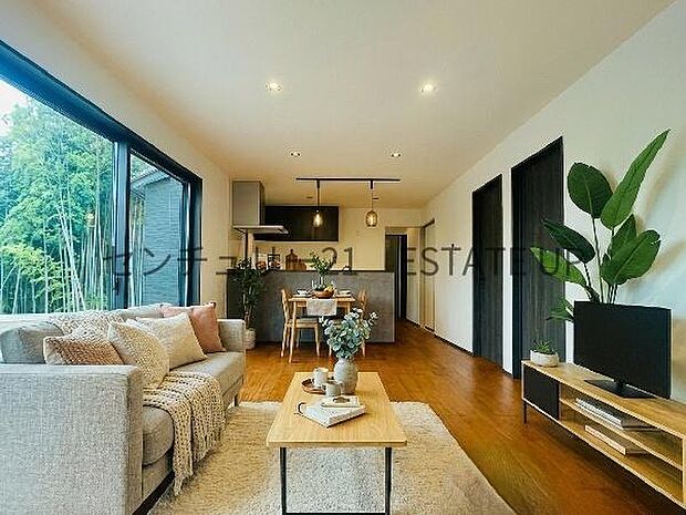 【リビング】リビング空間にキッチン。みんなで食事を楽しめる空間。※ホームステージングしているイメージ図です。