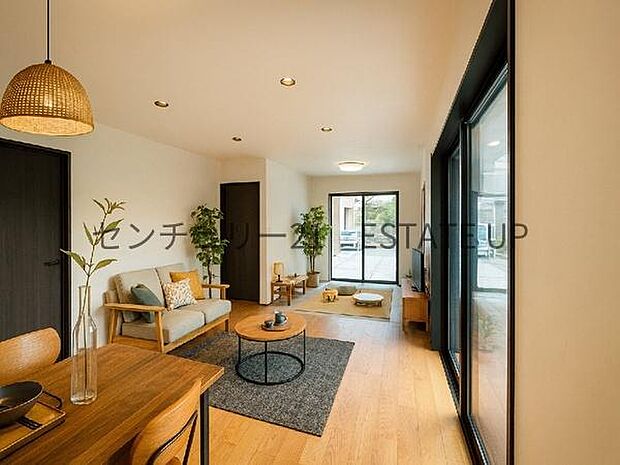 【リビング】広々としたリビング空間で、家族団らんや来客時にもゆったり過ごせる心地よい空間。※ホームステージングしているイメージ図です。