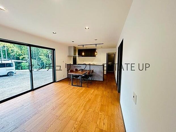 【リビング】大きな窓から明るい陽光が差し込み、ご家族皆様でゆったりとお過ごしいただけるリビングです。