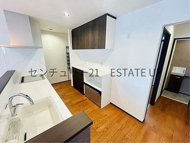 【キッチン】背面は、家電置き場としてもご利用いただけます。作業スペースにもなるため、ご家族やご友人と料理をする際などに重宝しそうです。