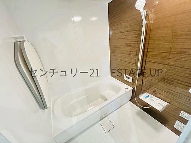 【バス】1日の疲れを癒してくれる広々としたバスルーム。