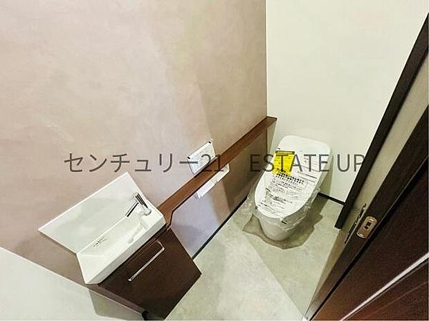 【トイレ】トイレ内に手洗いスペースを完備で鏡も置いてオシャレに。
