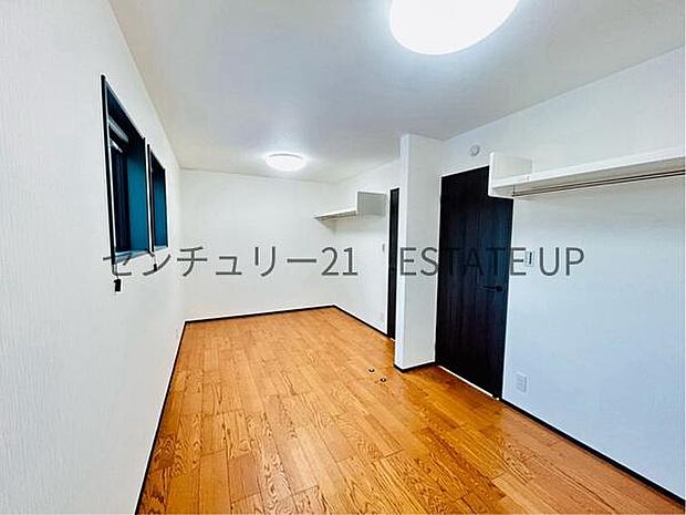 【洋室】収納もあるのでライフスタイルに合わせて、多目的にお使いいただけます。