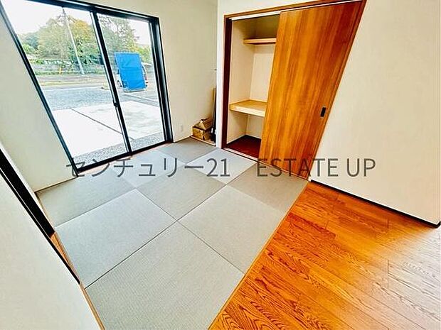 【和室】リビングに和室があり、思い切りお子様が遊べるキッズスペースにぴったり！