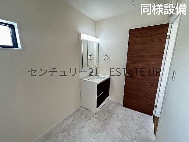 【同様設備　トイレ】温水洗浄便座付きのトイレです。床と壁もシックなつくりです。