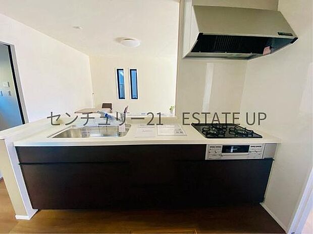 【キッチン】対面式カウンターキッチンです。