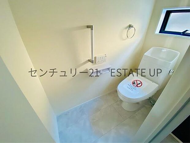 【トイレ】温水洗浄便座付きのトイレです。